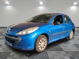 la photo d'une voiture bleue garée dans un garage