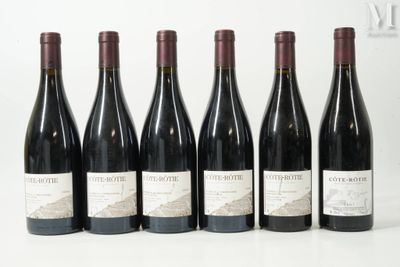 six bouteilles de vin sont alignées sur une table