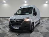 la camionnette blanche est garée dans une grande pièce au sol en damier