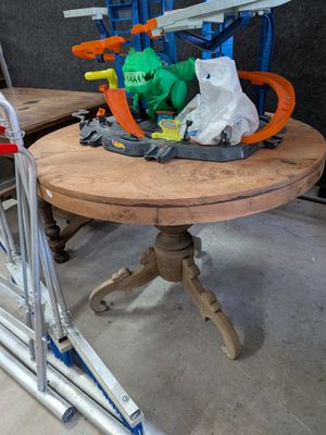 une table sur laquelle sont posés plusieurs paires de skis
