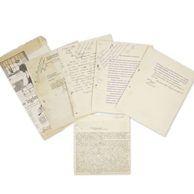 Plusieurs vieilles lettres et documents sont empilés les uns sur les autres