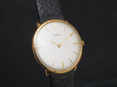 gros plan d'une montre sur une surface noire
