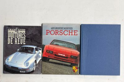 deux livres posés sur une table blanche : l'un avec une couverture bleue et l'autre avec une voiture rouge
