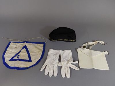 une image montrant un chapeau, des gants et d’autres objets disposés sur une table