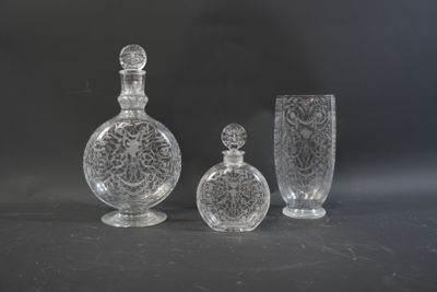 trois vases en verre posés l'un à côté de l'autre sur une table