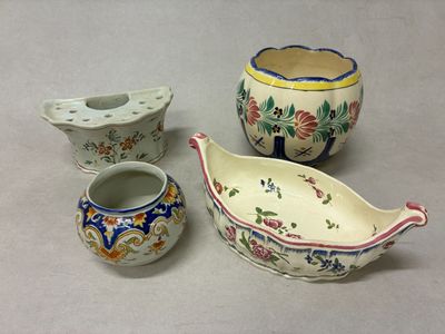 trois pièces de poterie différentes posées sur une table