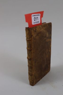 un petit livre d'où dépasse une carte rouge