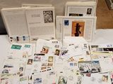 de nombreux types de timbres sur la table
