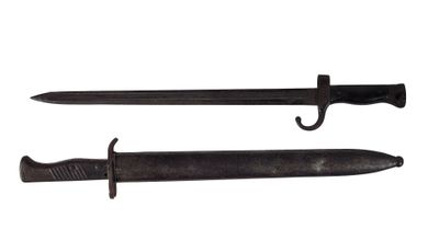 DEUX baïonnettes dont l'une Berthier modèle 1892 marquée "Ma…