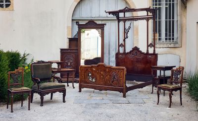 une photo d'une chambre à coucher avec un lit à baldaquin au milieu d'une cour