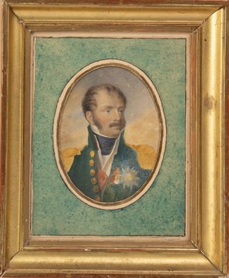 une vieille photo d'un homme en uniforme militaire dans un cadre doré