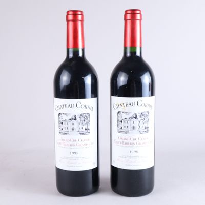 deux bouteilles de vin posées l'une à côté de l'autre sur une table