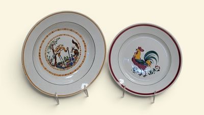 LONGWY Assiette creuse en faïence à décor polychrome au poch…