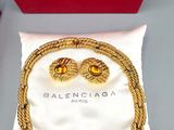 une paire de boucles d'oreilles et un bracelet plaqués or jaune, présentés dans un coffret