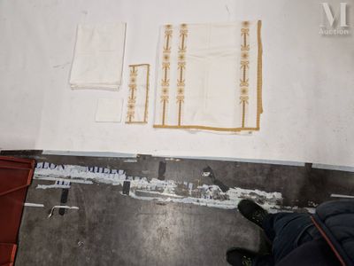 une personne debout dans un coin d'une pièce en cours de rénovation