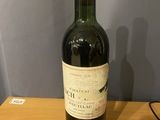 une bouteille de vin posée sur une table