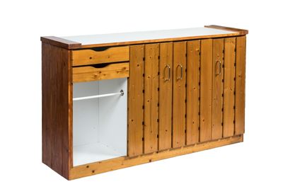 une photo d'une commode en bois avec un plateau blanc et des tiroirs