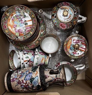 une boîte remplie d'assiettes, de tasses et de soucoupes de toutes sortes