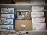 de nombreuses boîtes de produits d'hygiène sur une étagère dans un placard