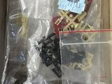 une boîte remplie de Lego et d'autres jouets