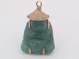 une petite statue représentant une grenouille coiffée d'un chapeau