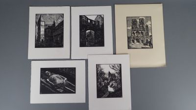 quatre photographies en noir et blanc encadrées représentant des personnes dans une ville