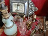 une petite table sur laquelle se trouvent un vase, une bougie et d'autres objets