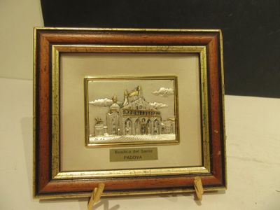 la photo d'une photo représentant un bâtiment, dans un cadre