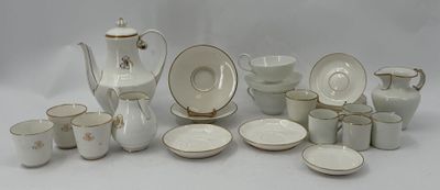 de nombreux types de cafetières et de tasses sur la table