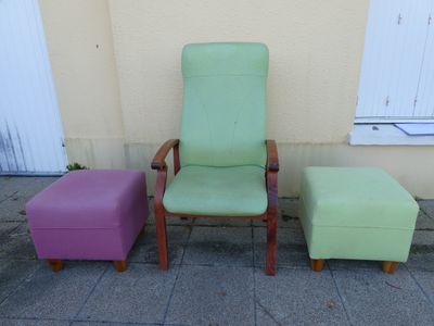 Fauteuil de repos et skaï, à dossier inclinable et 2 taboure…