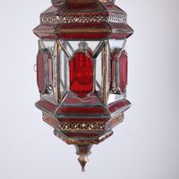 Lanterne marocaine en métal et verre incolore/rouge. (photo 4)