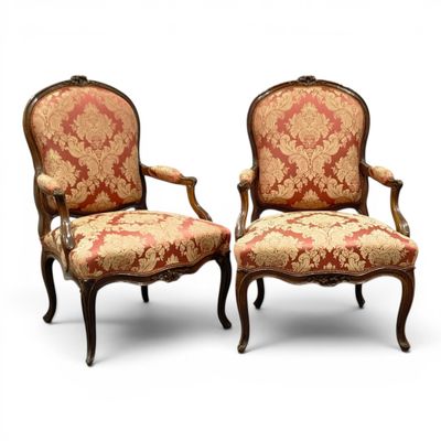 paire de fauteuils de style Louis XV à accoudoirs rembourrés