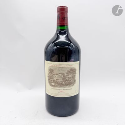 une bouteille de vin posée sur une table