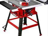 une scie à table rouge et noire sur fond blanc