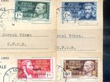 plusieurs timbres différents sur une feuille de papier sur laquelle figure l'image d'un homme