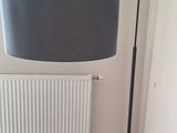 une lampe posée par terre à côté d'un radiateur