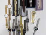 un grand nombre de montres posées sur une table