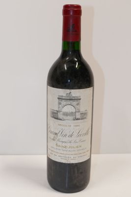 une bouteille de vin posée sur une table
