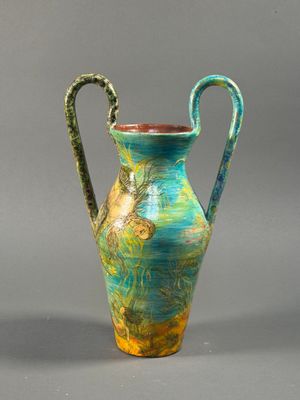 un vase muni d'une anse sur fond gris
