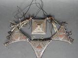 un objet métallique suspendu au plafond d'une pièce