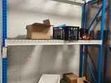 beaucoup de boîtes et de cartons sur les étagères de la pièce