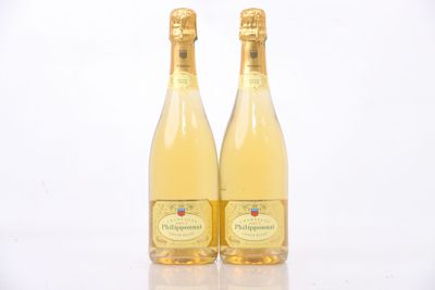 deux bouteilles de vin blanc posées l'une à côté de l'autre sur une table