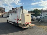 une camionnette blanche garée sur le bord de la route