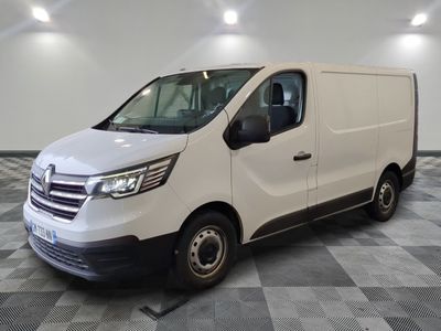 la camionnette blanche est garée sur le sol en damier d'une pièce