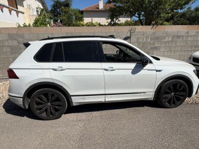 Le SUV Volkswagen blanc est garé sur le bord de la route.