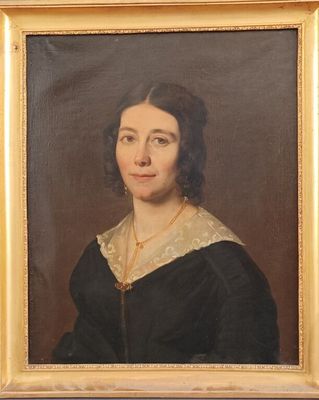 portrait d'une femme en robe noire portant un collier en or