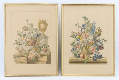 deux tableaux représentant des vases avec des fleurs et des fruits posés sur une table