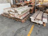 un gros tas de bois posé sur des palettes dans un entrepôt