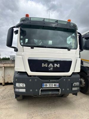 un camion blanc garé dans la poussière