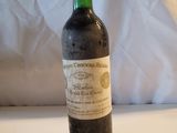 une bouteille de vin posée sur une table
